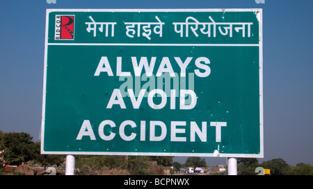 Immer vermeiden Unfall amüsant Sicherheit Straßenschild Indien Stockfoto