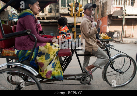 Frau und Kind fahren in Jaipur Rajasthan Indien Rikscha Stockfoto