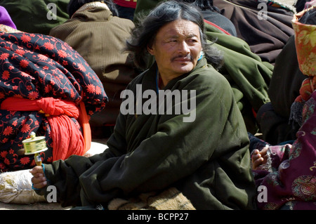 Pilger, die Teilnahme an religiösen Zeremonie in einer lokalen tibetischen Buddhismus Kloster, tibetischen autonomen Präfektur Garzê, Sichuan Stockfoto