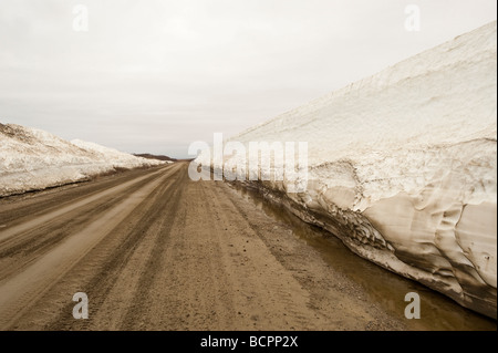 SCHNEEHÖHE AUF ALASKA NOME RAT ROAD Stockfoto