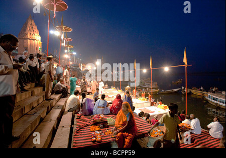 Ganga Aarti Abend Dämmerung Nightime Zeremonie im indischen Varanasi Dasaswamedh Ghat Stockfoto