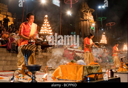 Ganga Aarti Abend Dämmerung Nightime Zeremonie im indischen Varanasi Dasaswamedh Ghat Stockfoto