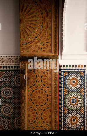 Fliesen und Holzschnitzereien Detail des maurischen Tür am Grabmal von Moulay Ismail, Meknès, Marokko Stockfoto
