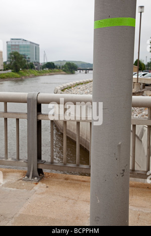 Grünes Band am Laternenpfahl zeigt Wasserstand in Cedar Rapids Flut Stockfoto