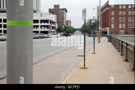 Grünes Band am Laternenpfahl zeigt Wasserstand in Cedar Rapids Flut Stockfoto