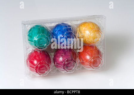 Sechs bunte Ostereier in transparenten Kunststoff-Box. Stockfoto