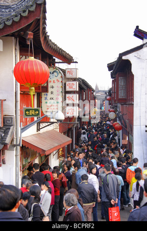 Touristen drängen sich die schmale Gasse Qibao Ancient Town, Shanghai, China Stockfoto