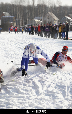 Kollision der Skifahrer im finish Stockfoto