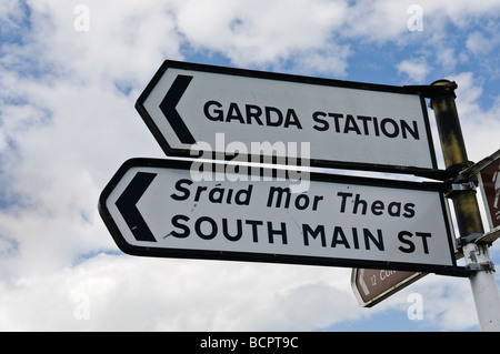 Straßenschild in Wexford für Garda Polizeistation und South Main Street Stockfoto