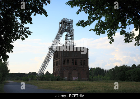 Route der Industriekultur, Dependance Zeche Sterkrade in Oberhausen-Sterkrade, Schachthaus Und Foerderturm, Oberhausen, Ruhrgebiet, NRW Stockfoto