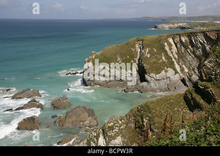 Stadt von Newquay, England. Erhöhten Blick auf die Küste Cornwalls nordöstlich von Newquays Narrowcliff suchen. Stockfoto