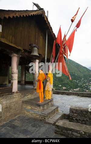 Zwei jungen Hindu-Frauen-Anbeter in Saris beten am Chamunda Devi Tempel. Chamba, Himachal Pradesh. Indien. Stockfoto