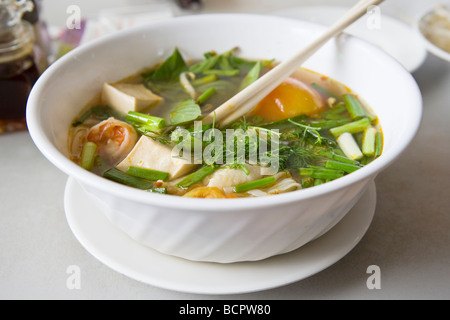 Eine Schüssel Pho (traditionelle vietnamesische Nudelsuppe) in Ho-Chi-Minh-Stadt, Vietnam Stockfoto