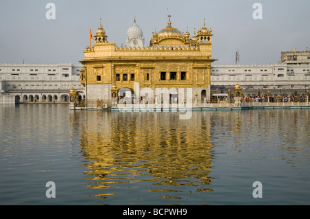 Wasser von der Sarovar (Wassertank) reflektiert den goldenen Tempel (Sri Harmandir Sahib) in Amritsar. Punjab. Indien Stockfoto