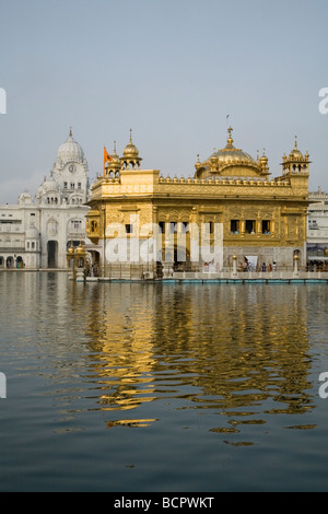 Wasser von der Sarovar (Wassertank) reflektiert den goldenen Tempel (Sri Harmandir Sahib) in Amritsar. Punjab. Indien Stockfoto