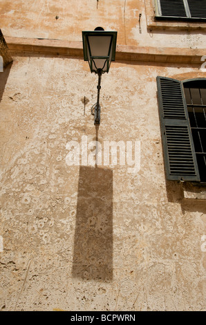 Eine Straße Laterne in der alten Stadt von Ciutadella auf der Balearen Insel Menorca Stockfoto