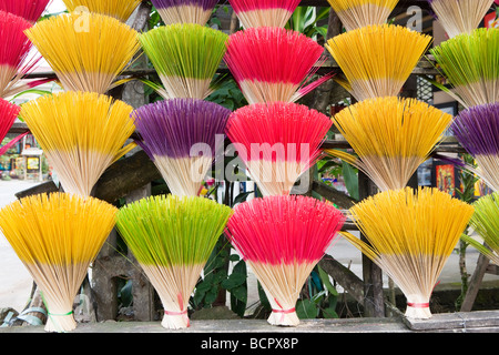 Farbige Bündel von Räucherstäbchen auf dem Display in Hue, Vietnam Stockfoto