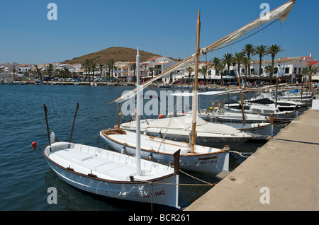 Traditionelle Fischerboote vertäut im Hafen von Fornells auf der Balearen Insel Menorca Stockfoto