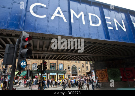 Camden Name auf Schiene Brücke über Camden Market. Camden High Street, London, England, Vereinigtes Königreich Stockfoto