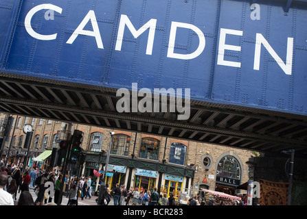 Camden Name auf Schiene Brücke über Camden Market. Camden High Street, London, England, Vereinigtes Königreich Stockfoto