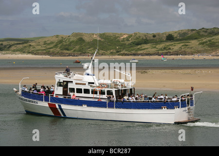 Stadt von Padstow, England. Die Jubiläums-Königin Ausflügler auf einer Sommerreise Küsten von Padstow Hafen tragen. Stockfoto