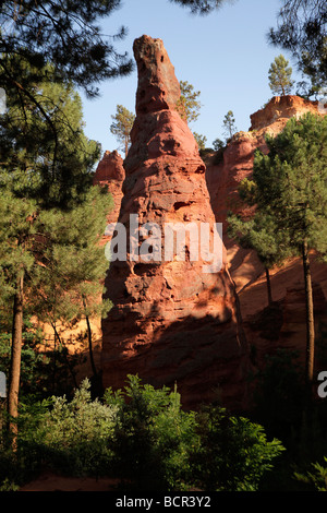 Farbenprächtige Landschaft in Süd-Frankreich: Le Sentier des Ocres, Französisch ockerfarbene Felsen in Roussillon-En-Provence Stockfoto