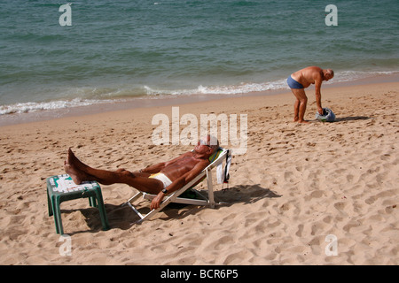 Einzelne männliche Touristen am Strand entspannen in Pattaya Thailand Stockfoto