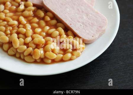 Spam mit Baked Beans Stockfoto