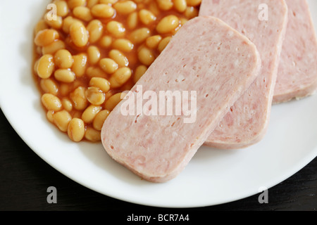 Spam mit Baked Beans Stockfoto