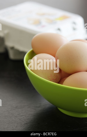 Schale mit frischem braune Eier aus Freilandhaltung Ohne Menschen Stockfoto