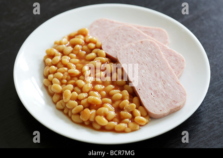 Frische leckere Essen britische Grundnahrungsmittel von Spam mit gebackenen Bohnen in Tomatensauce mit Keine Personen Stockfoto