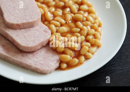 Frische leckere Essen britische Grundnahrungsmittel von Spam mit gebackenen Bohnen in Tomatensauce mit Keine Personen Stockfoto