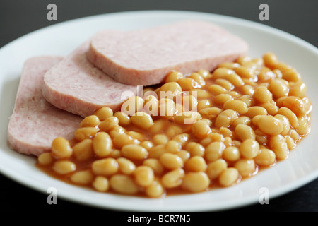 Frische leckere Essen britische Grundnahrungsmittel von Spam mit gebackenen Bohnen in Tomatensauce mit Keine Personen Stockfoto