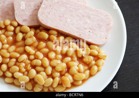 Frische leckere Essen britische Grundnahrungsmittel von Spam mit gebackenen Bohnen in Tomatensauce mit Keine Personen Stockfoto