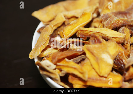 Schüssel mit getrocknete Mango Stockfoto
