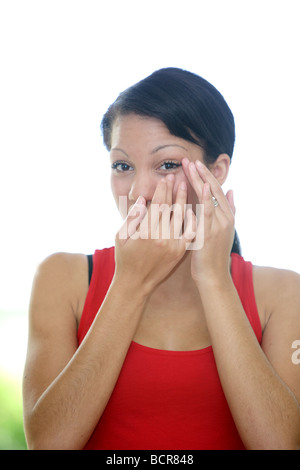 Junge Frau reibt ihre Augenmodell veröffentlicht Stockfoto