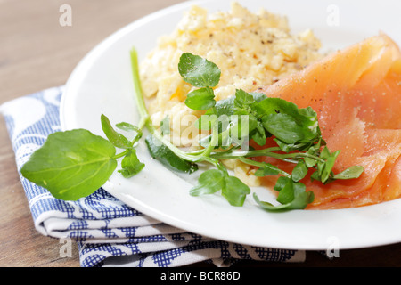 Frische, gesunde Frühstück mit geräuchertem Lachs mit Rührei mit Keine Personen Stockfoto