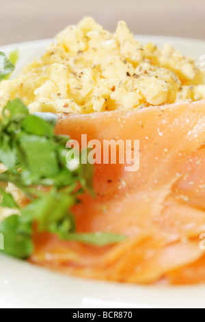 Frische, gesunde Frühstück mit geräuchertem Lachs mit Rührei mit Keine Personen Stockfoto