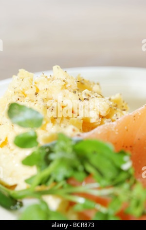 Frische, gesunde Frühstück mit geräuchertem Lachs mit Rührei mit Keine Personen Stockfoto