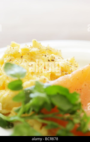 Frische, gesunde Frühstück mit geräuchertem Lachs mit Rührei mit Keine Personen Stockfoto