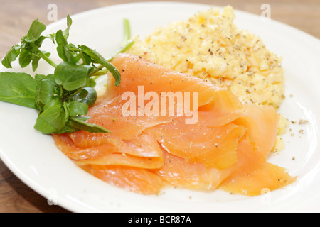 Frische, gesunde Frühstück mit geräuchertem Lachs mit Rührei mit Keine Personen Stockfoto