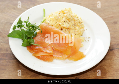 Frische, gesunde Frühstück mit geräuchertem Lachs mit Rührei mit Keine Personen Stockfoto