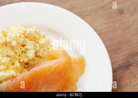 Frische, gesunde Frühstück mit geräuchertem Lachs mit Rührei mit Keine Personen Stockfoto