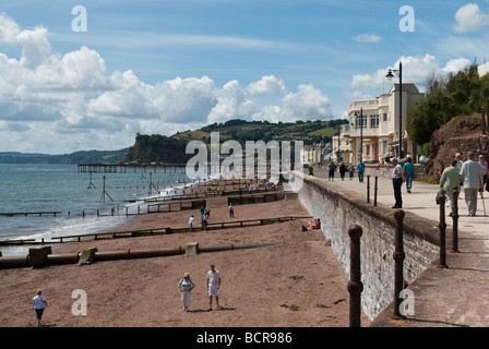 Faulen Sonntagsspaziergang entlang Teigmouth Promenade Stockfoto