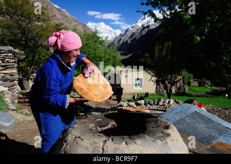 Tajikistan Frau Brotbacken im tandoori Ofen im Pamir Stockfoto