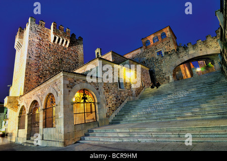 Spanien, Via De La Plata: nächtliche lichtstärkeren Torre de Bujaco und Treppe von der Arco da Estrela in Cáceres Stockfoto