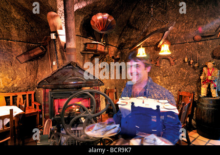 Spanien, Via De La Plata: Kellner tragende Platten innerhalb der gemütliche Weinkeller und Höhlenrestaurant "Bodega La Gruta" Pobladura del Stockfoto