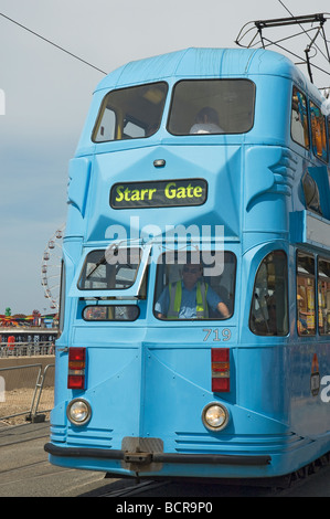Elektrische Straßenbahn entlang der Goldenen Meile im Sommer Blackpool Lancashire England UK Vereinigtes Königreich GB Grossbritannien Stockfoto