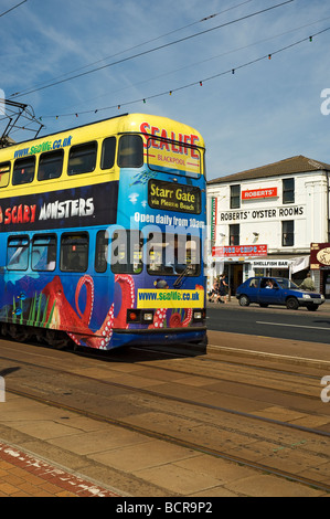 Elektrische Straßenbahn entlang der Goldenen Meile im Sommer Blackpool Lancashire England UK Vereinigtes Königreich GB Grossbritannien Stockfoto