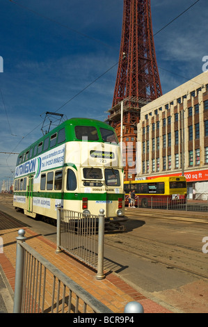 Elektrische Straßenbahn entlang der Goldenen Meile mit Turm im Hintergrund im Sommer Blackpool Lancashire England UK Vereinigtes Königreich GB Grossbritannien Stockfoto